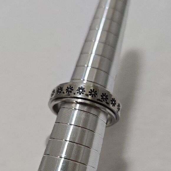 Silver Floral Pattern Ring - Picture 1 of 4